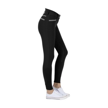 Schwarze Reitleggings mit hohem Bund, mit weißen Akzenten und Netzpaneelen, kombiniert mit weißen Turnschuhen.
