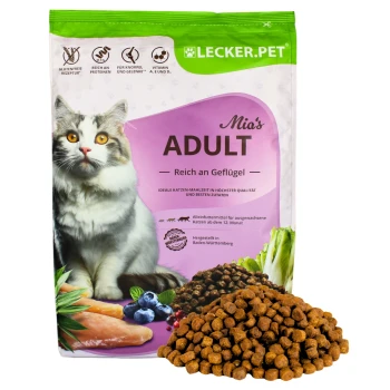 Katze Futterpaket mit der Aufschrift "Mia's ADULT" auf einem rosa Hintergrund, mit Huhn als Hauptzutat, neben Gemüse und Beeren.