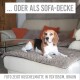 Ein Beagle liegt auf einer plüschigen braunen Haustierdecke auf einem Sofa, mit Textüberlagerung, die besagt: 'Foto zeigt Kuschelmatte in 70x105cm, braun.'