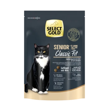 Schwarz-weiße Katze auf einem Haustierfutterbeutel mit der Aufschrift "SELECT GOLD Senior Classic Fit", geeignet für Katzen über 12 Jahre, mit Geflügel und Reis.