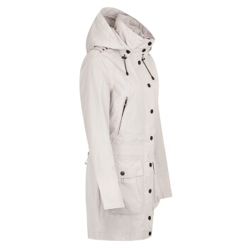 Hellgraue wasserdichte Jacke mit Kapuze, mit schwarzen Knöpfen und Reißverschlüssen, von der Seite gezeigt.