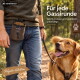 Nahaufnahme des Stoffes eines Hundebettes mit einem Logo, das "tierlando" liest, und einem schwarzen Kordelverschlussmechanismus.