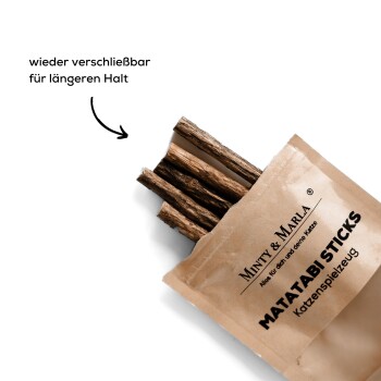 Ein Paket Matatabi-Sticks für Katzen, beschriftet mit "Minty & Marla," mit einem Hinweis, dass es wiederverschließbar ist für längere Frische.