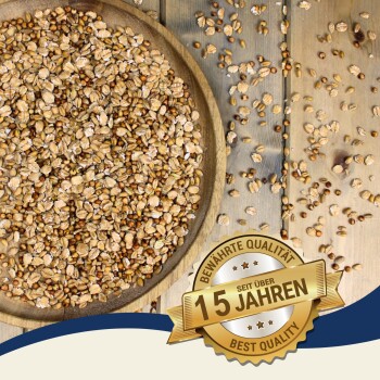 Eine Holzschüssel gefüllt mit verschiedenen Samen und Körnern, mit einigen, die auf einer Holzoberfläche verstreut sind. Ein Abzeichen liest 'Beste Qualität - 15 Jahre' auf Deutsch.