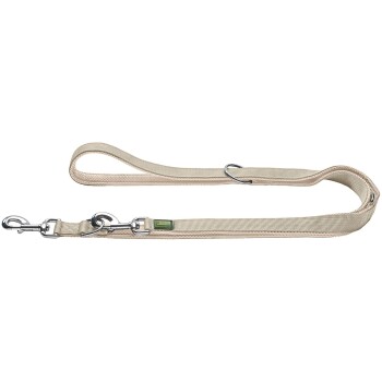 Beige Hundeleine mit Metallclips und einem grünen Etikett, das ein robustes Design für die Sicherheit und Kontrolle von Haustieren zeigt.