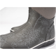 Schwarze Gummistiefel mit floralem Muster und grauem Obermaterial, mit einer weißen Sohle und aufwendigen Blumendesigns.