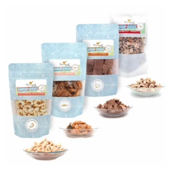 Verschiedene gefriergetrocknete Haustiersnacks in blauer Verpackung, mit Lachs-, Hähnchen- und Enten-Geschmack, präsentiert mit kleinen Schalen voller Leckereien.