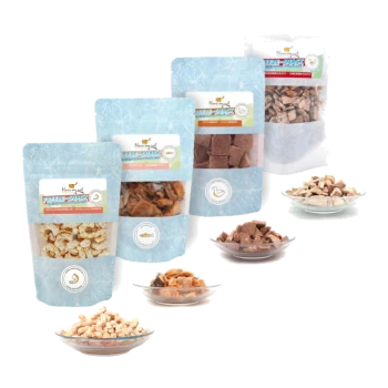 Verschiedene gefriergetrocknete Haustiersnacks in blauer Verpackung, mit Lachs-, Hähnchen- und Enten-Geschmack, präsentiert mit kleinen Schalen voller Leckereien.