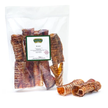 Rinderstrossen 10 cm 500 g Eine durchsichtige Plastiktüte mit mehreren Stückchen Trockenfleisch-Leckerlis für Haustiere, beschriftet mit "Masterfeed Strossen" und sichtbaren Nährwertinformationen.