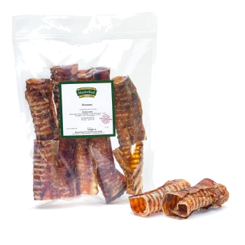 Eine durchsichtige Plastiktüte mit mehreren Stückchen Trockenfleisch-Leckerlis für Haustiere, beschriftet mit "Masterfeed Strossen" und sichtbaren Nährwertinformationen.