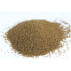 Eine Nahaufnahme eines Haufens kleiner, brauner Haustierfutterpellets auf einem weißen Hintergrund.