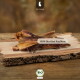 Stapel getrockneter Rinderkopfhaut‑Kausnacks auf einem Holzbrett mit der Beschriftung ‚100% Bio‑Rind Kopfhaut‘ und ‚Für Hunde‘ sowie BIO‑Siegel