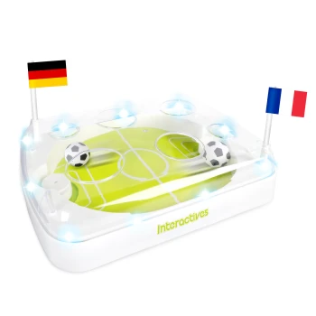 Leuchtendes, durchsichtiges Haustierspielzeug – Fußballfeld mit zwei kleinen Bällen, Deutschland- und Frankreich-Flaggen, Text „Interactives“
