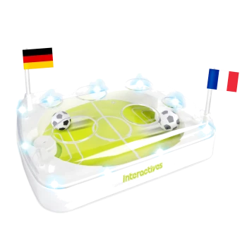 Leuchtendes, durchsichtiges Haustierspielzeug – Fußballfeld mit zwei kleinen Bällen, Deutschland- und Frankreich-Flaggen, Text „Interactives“
