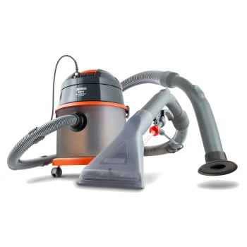 Ein Haustiersauger mit einem schwarzen und orangefarbenen zylindrischen Gehäuse, flexiblen grauen Schläuchen und einer Reinigungsdüse, entworfen zur Entfernung von Tierhaaren.