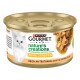 Eine Dose Purina Gourmet Katzenfutter mit der Aufschrift "Nature's Creations," mit einer weißen Katze und den Zutaten Truthahn, Pastinake und Spinat.