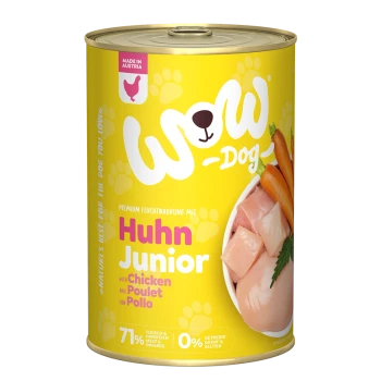Dose Wow-Dog Junior Hundefutter mit Huhn, mit einem leuchtend gelben Etikett, das Bilder von Hühnerstücken und Karotten zeigt.