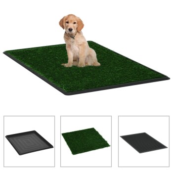 Ein Golden Retriever Welpe sitzt auf einem grünen künstlichen Gras-Haustier-Toilettenpad, umgeben von drei zusätzlichen Bildern verschiedener Pad-Designs.