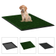 Ein Golden Retriever Welpe sitzt auf einem grünen künstlichen Gras-Haustier-Toilettenpad, umgeben von drei zusätzlichen Bildern verschiedener Pad-Designs.