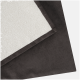 Eine Nahaufnahme eines Haustierbettes mit einer weichen, weißen Fleece-Oberfläche und einem dunkelbraunen Stoffboden, die das Design mit zwei Texturen zeigt.