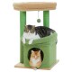 Zwei Katzen, eine orangefarbene Tabby und eine graue Tabby, entspannen sich auf einem grünen Katzenbaum mit einem gemütlichen Versteck und hängenden Spielzeugen.