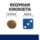 Obrazek przedstawiający granulkę karmy dla zwierząt obok niebieskiej kostki do gry dla porównania rozmiaru, z tekstem 'ROZMIAR KROKIETA' i wymiarami 12,5 mm i 16 mm.