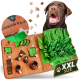 Ein glücklicher brauner Labrador schaut auf eine grüne interaktive Haustiermatte mit der Aufschrift "URBAN PAUL," gefüllt mit versteckten Leckereien und Spielzeugen.