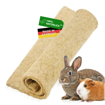 Aufgerollte Kleintiertunnel aus Naturfasern mit den Aufdrucken '100% NATÜRLICH' und 'MADE IN GERMANY', mit Abbildungen von Kaninchen und Meerschweinchen.