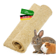 Aufgerollte Kleintiertunnel aus Naturfasern mit den Aufdrucken '100% NATÜRLICH' und 'MADE IN GERMANY', mit Abbildungen von Kaninchen und Meerschweinchen.