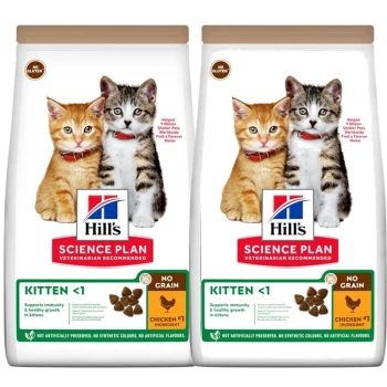 Zwei Tüten Hill's Science Plan Kittenfutter mit einem getigerten und einem calico Kätzchen auf der Vorderseite, beschriftet mit "No Grain" und "Chicken #1 Ingredient."