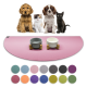 Eine rosa Haustiermatte mit zwei Futternäpfen steht vor einem Golden Retriever, einem dreifarbigen Kätzchen, einem braunen Welpen und einer schwarzen Katze.