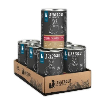 Schale mit Liebesgut-Dosenkatzenfutter, schwarze Etiketten mit Kaninchenillustration und sichtbarem Text 'LIEBESGUT' und 'Kaninchen für Katzen'.