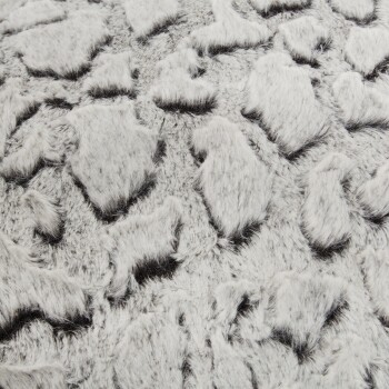 Weiches, plüschiges Haustierbett mit einem strukturierten, grau-weißen Fellmuster, das Tierdrucke ähnelt.