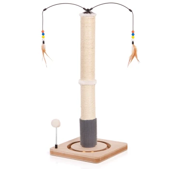 Kratzstamm Lilly Katzenkratzbaum mit einem hohen, mit Sisal umwickelten Pfosten, Feder-Spielzeugen an Schnüren und einer runden Basis mit einem weichen Pom-Pom-Spielzeug.