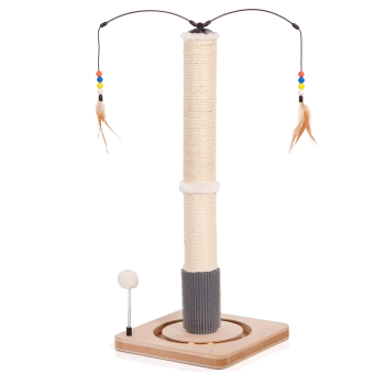 Katzenkratzbaum mit einem hohen, mit Sisal umwickelten Pfosten, Feder-Spielzeugen an Schnüren und einer runden Basis mit einem weichen Pom-Pom-Spielzeug.