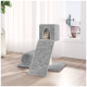 Ein gemütlicher grauer Katzenbaum mit einem Würfel mit einem ausgeschnittenen Eingang, einer Rampe und einem Tunnel, mit einer Katze, die aus dem Würfel schaut.