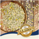 Getrocknete grüne und gelbe Haustierfutterflocken, die auf einem Holzbrett verteilt sind, mit einem goldenen Abzeichen, das "Beste Qualität - 15 Jahre" auf Deutsch angibt.