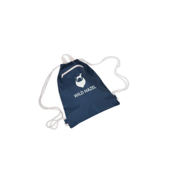 Ein marineblauer Beutel mit Kordelzug und einem weißen Logo, das einen Hund zeigt, mit dem Text 'WILD HAZEL' darauf gedruckt.