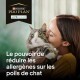 Femme enlacant un chat à poils longs, logo Purina Pro Plan LiveClear, texte en français : « Le pouvoir de réduire les allergènes... »