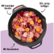 Eine gusseiserne Pfanne mit rohem Hähnchen und Rindfleisch, garniert mit Karottenscheiben und beschriftet mit "70% zartes Geflügel" und "Mit knackiger Karotte."