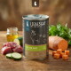 Dose LIEBESGUT Hundefutter mit Aufschrift 'Ziege für Hunde' (Ziege) mit Süßkartoffel und Zucchini, gezeigt mit rohem Fleisch, Zucchinischeiben und Süßkartoffelwürfeln.