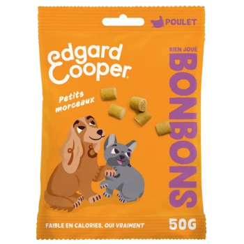 Sac de friandises pour animaux de compagnie orange vif avec un chien et un chat de dessin animé, étiqueté "Edgard Cooper," "Petits morceaux," et "50G," friandises faibles en calories.