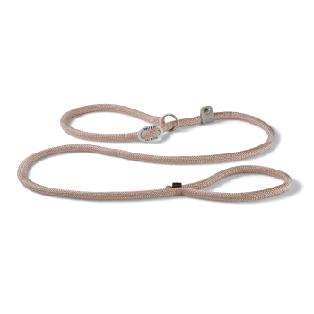 Beige geflochtene Hundeleine mit Metallring und Anhänger mit der Aufschrift "Wolters Cat & Dog" vor weißem Hintergrund.