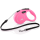 Eine leuchtend rosa Rollleine für Hunde mit einem schwarzen Riemen und silbernem Clip, mit einem eleganten ergonomischen Griff und einem Logo.