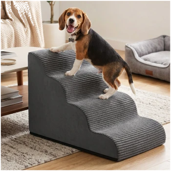 Beagle-Welpe steht auf grauen, gerippten Haustiertreppen im Wohnzimmer; weiches Hundebett und Couchtisch sichtbar.