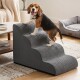 Beagle-Welpe steht auf grauen, gerippten Haustiertreppen im Wohnzimmer; weiches Hundebett und Couchtisch sichtbar.