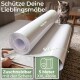 Getigerte Katze auf dem Sofa neben großer weißer Schutzfolienrolle (43 cm, 5 m). Sichtbarer deutscher Text: 'Schütze Deine Lieblingsmöbel'.