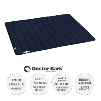 Eine dunkelblaue, gesteppten Tiermatte mit dem Etikett "Doctor Bark", die Haltbarkeit, Hygiene, Waschbarkeit bis 95°C und allergiefreundliche Materialien hervorhebt.
