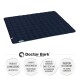 Eine dunkelblaue, gesteppten Tiermatte mit dem Etikett "Doctor Bark", die Haltbarkeit, Hygiene, Waschbarkeit bis 95°C und allergiefreundliche Materialien hervorhebt.