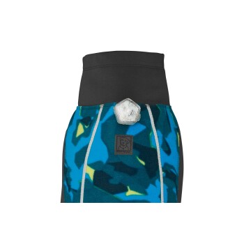 Eine bunte Hundejacke mit einem blauen und grünen Camouflage-Muster, mit einem schwarzen oberen Abschnitt und einer leichten Befestigung auf der Rückseite.